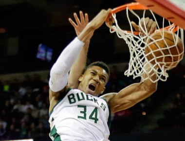 Το απίθανο κάρφωμα του Γιάννη Αντετοκούνμπο μπροστά από το ... «θηρίο» Πατσούλια (βίντεο)